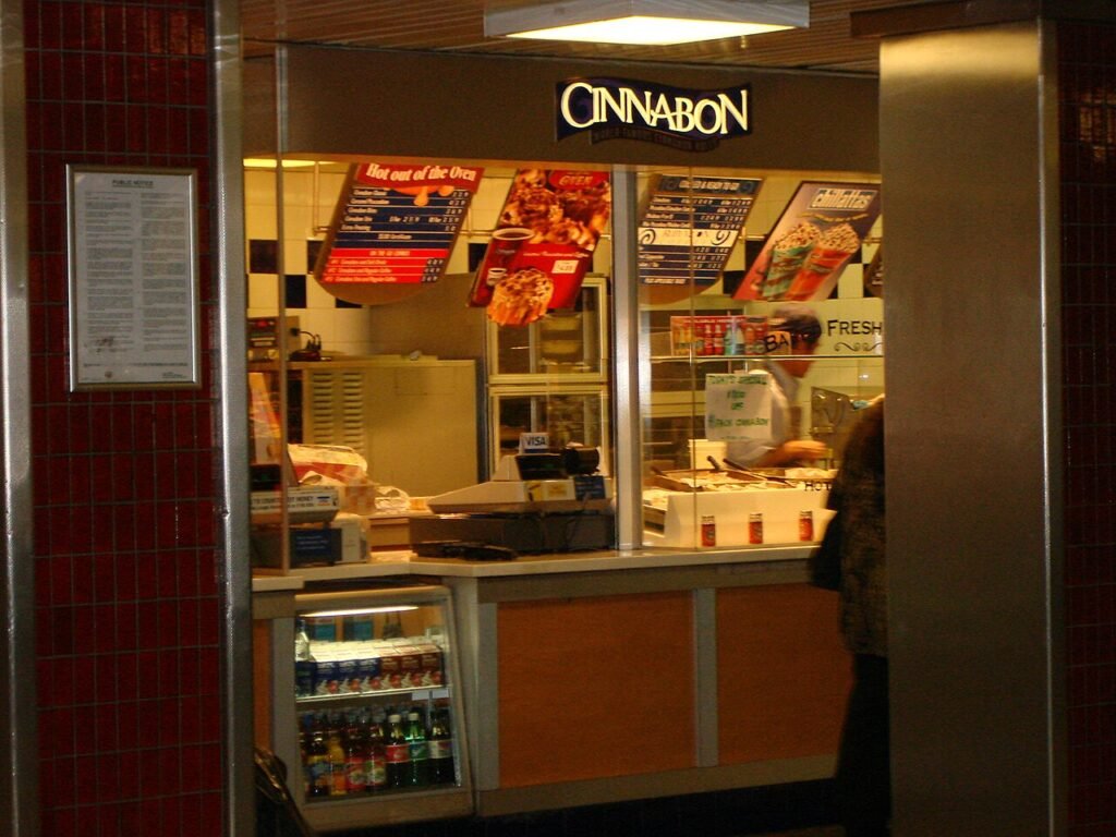 Точка Cinnabon с печами у входа
