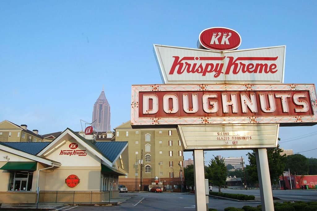 Krispy Kreme-ის ანთებული აბრა Hot Doughnuts Now ატლანტაში